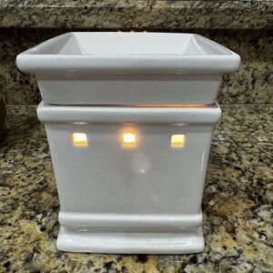 Scentsy Full Size Warmer White Square Retired Design in Good Used Condition.